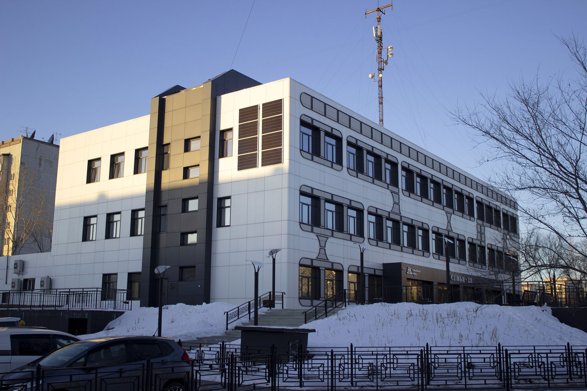 Оформление фасада здания по адресу Институтская, 7