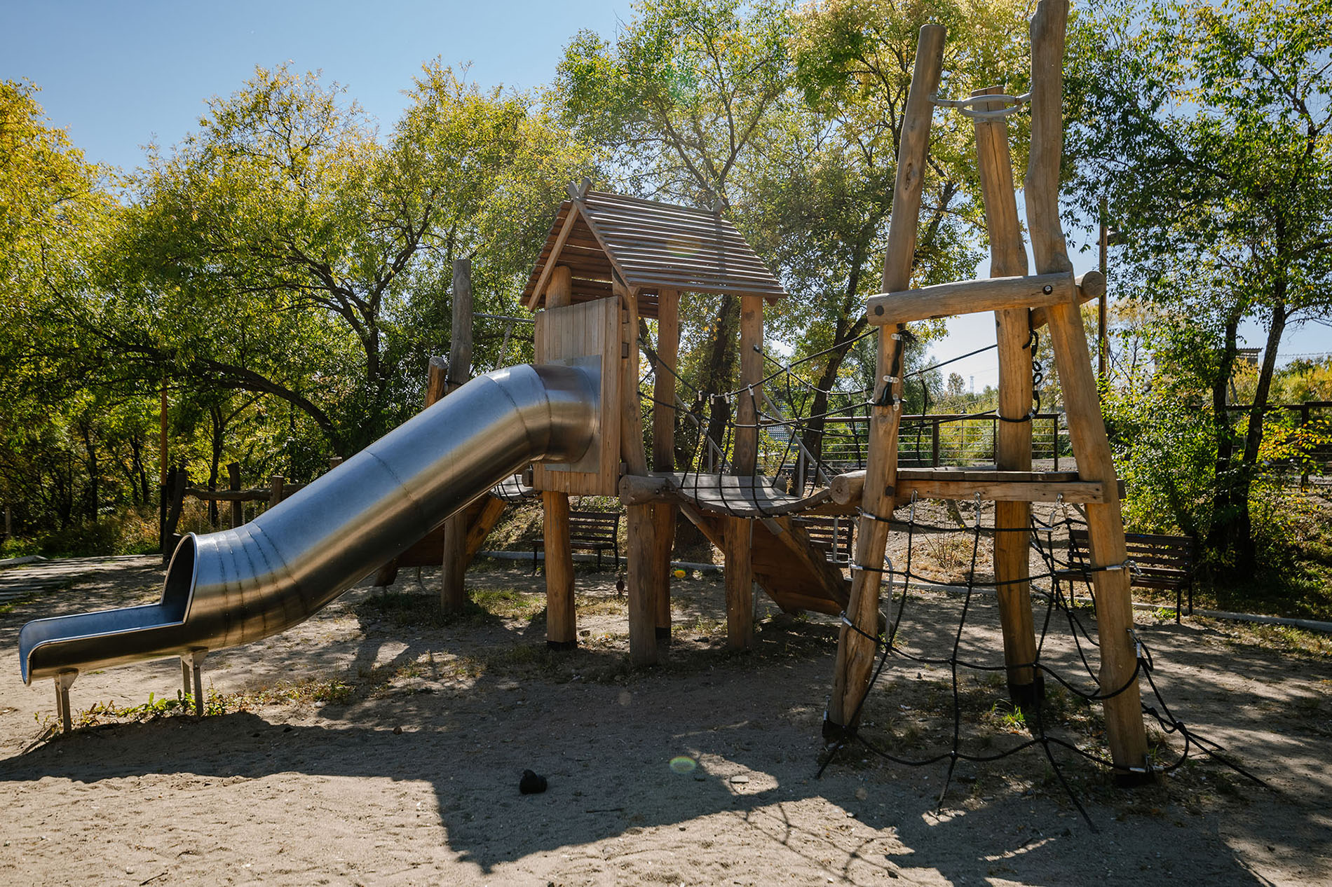 Пространство с озером в селе Плодопитомник