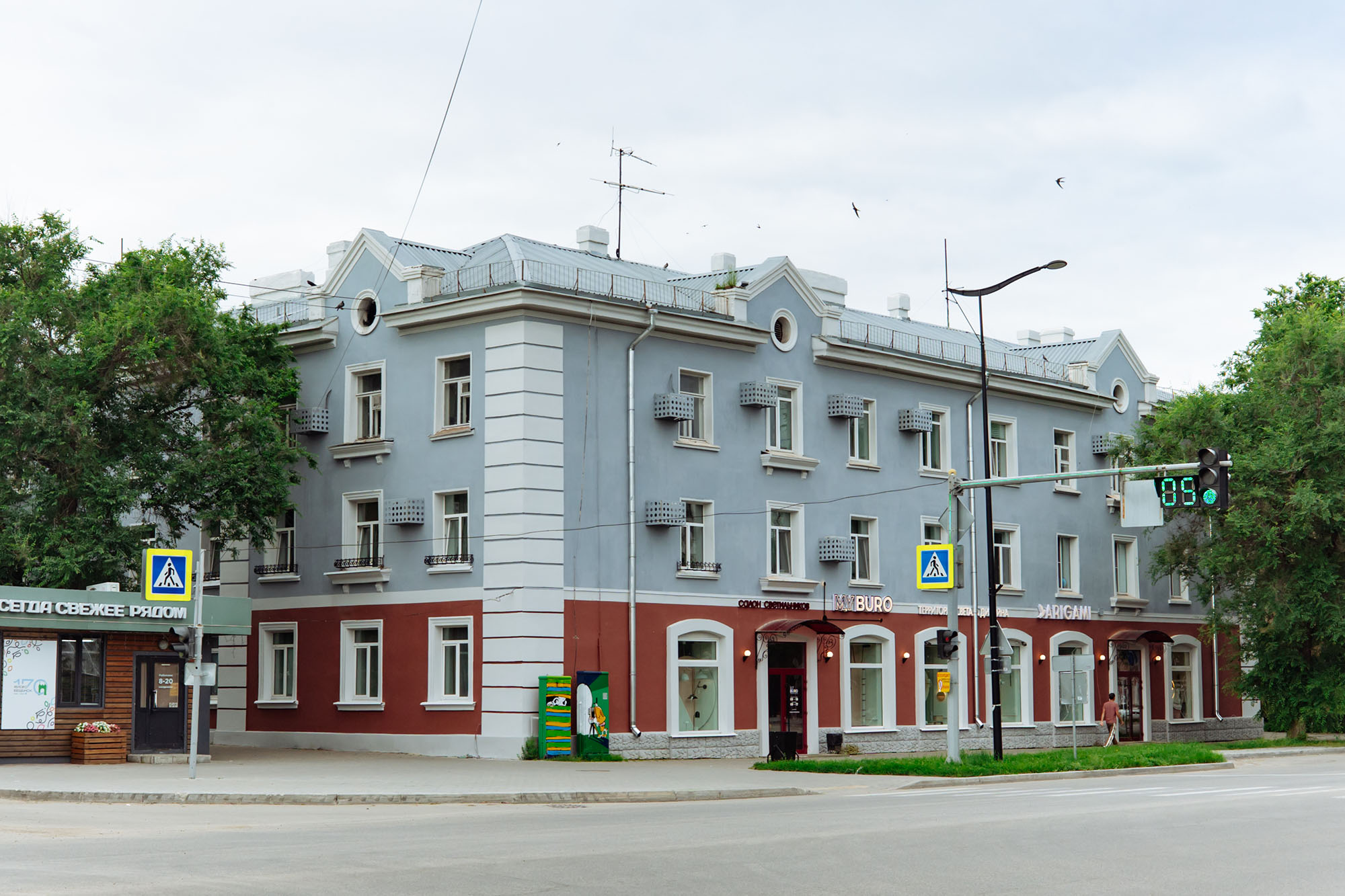 Оформление фасада дома на Ленина, 76 в Благовещенске