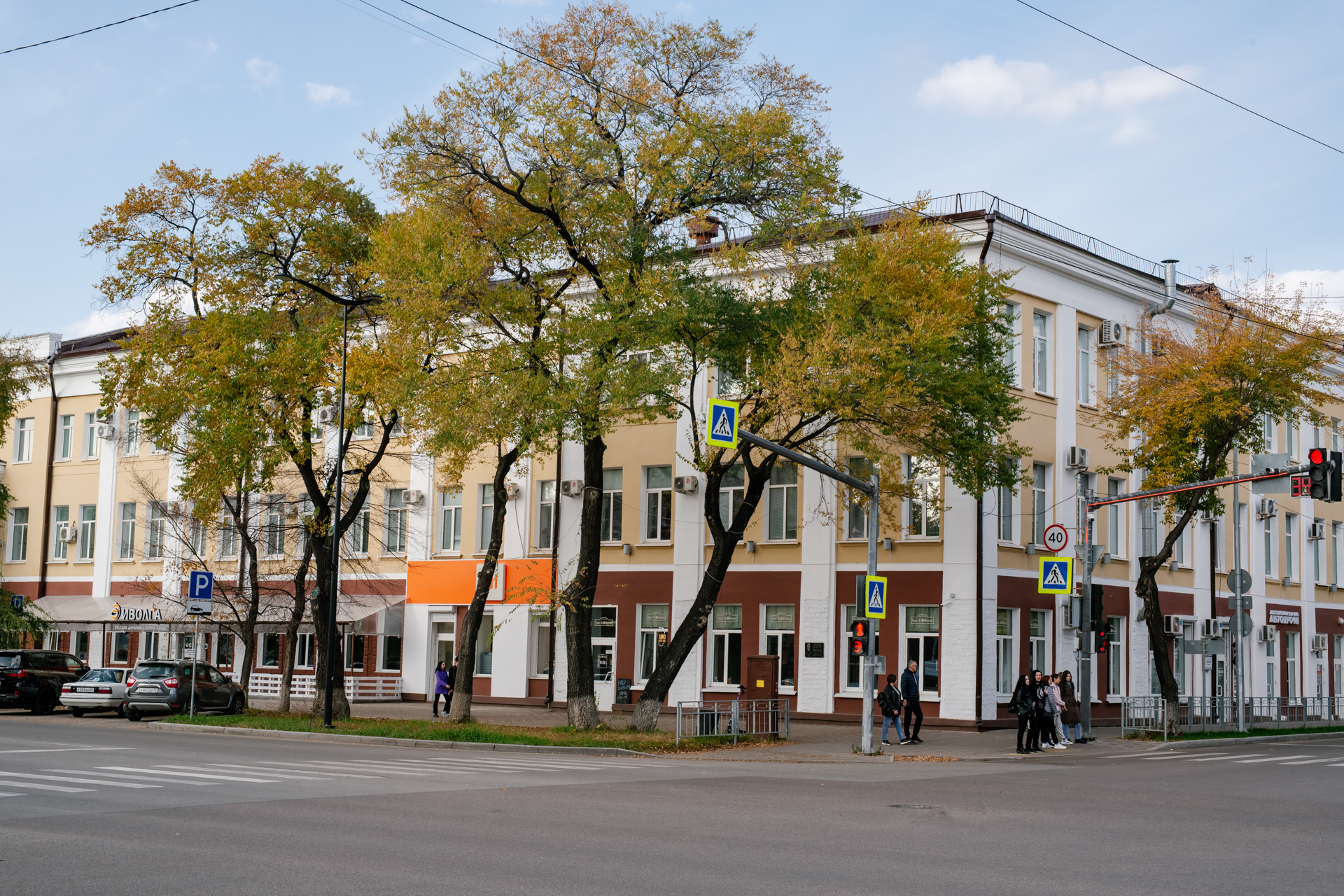 Фасад здания Ленина, 179 / Калинина, 10